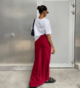 Jupe longue élégante en satin bordeaux à taille haute avec une silhouette sirène soyeuse