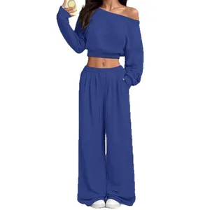 Ensemble deux pièces bleu roi chic avec haut court à épaules dénudées et pantalon large