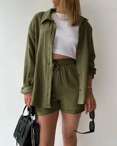 Schickes olivgrünes zweiteiliges Leinen-Set mit Oversize-Hemd und Shorts