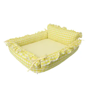 Cama para mascotas estilo princesa con estampado de cuadros amarillos y bordes con volantes