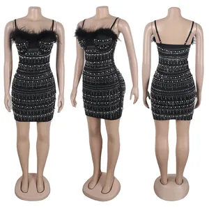 Λεπτομερείς όψεις του μαύρου bodycon φορέματος με πέρλες, στρας και πούπουλα εδώ.