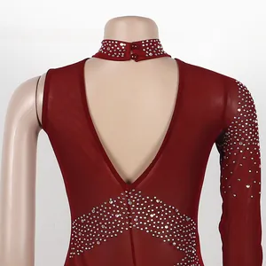 Vista trasera detallada del sexy vestido de malla burdeos con pedrería brillante