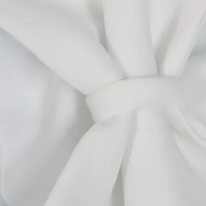 Primer plano detallado del elegante nudo de tela blanca en un vestido ajustado sexy