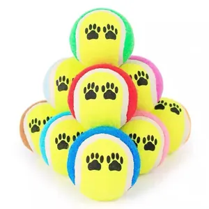 Detail van kleurrijke tennisballen voor huisdieren met pootafdrukken in een piramide.
