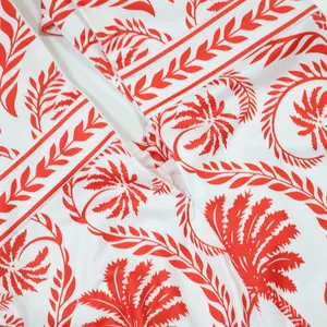 Vue détaillée de la combinaison blanche avec imprimé palmier rouge et zip