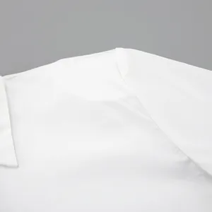 Primo piano della spalla e del colletto di una camicia bianca in cotone stile francese