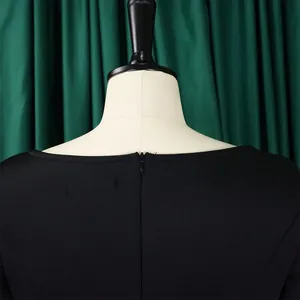 Detail des verdeckten Reißverschlusses und Ausschnitts am Rücken des eleganten Abendkleides.