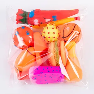 Ensemble varié de jouets à mâcher sonores colorés pour chiens dans un sac plastique transparent