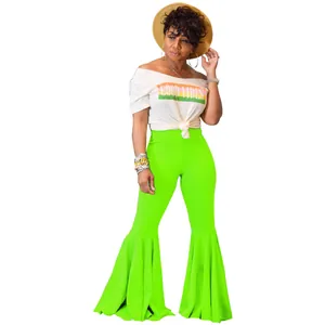 Pantalones de campana verde neón de talle alto con espectaculares volantes en el bajo