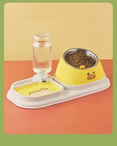Detail van de gele eend gekantelde roestvrijstalen voerbak en automatische drinkfles