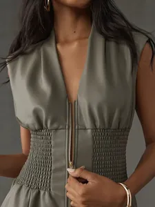 Elegante vestido vintage francés sin mangas de cuero sintético con cierre y cintura elástica
