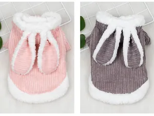 Dettaglio di felpe in pile per cani con orecchie da coniglio nei colori rosa e grigio scuro.