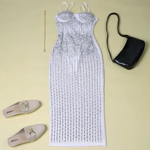 Abito midi aderente in rete bianca con strass scintillanti e sottili spalline spaghetti