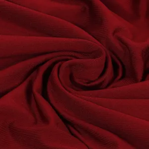 Primer plano de la textura de la tela de malla granate para un vestido de fiesta