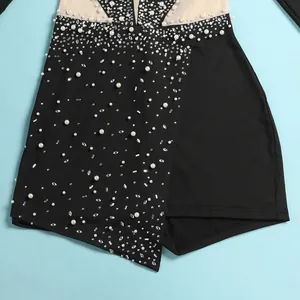 Vista dettagliata di una tuta nera sexy con eleganti decorazioni di perle finte e strass