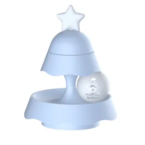 Interaktives Katzen-Drehtellerspielzeug in Weihnachtsbaumform mit leuchtendem Ball.