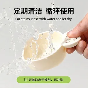 Cuchara para comida de mascotas con compartimento desecante enjuagada bajo agua corriente