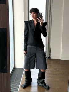 Blazer nero chic con spalline a punta d'avanguardia e silhouette slim fit aderente