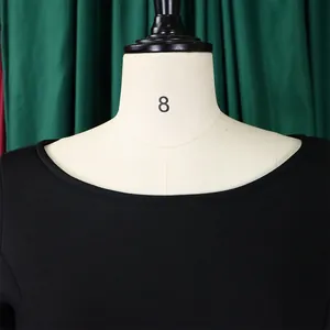 Detailansicht des eleganten schwarzen Abendkleides mit weitem Rundhalsausschnitt