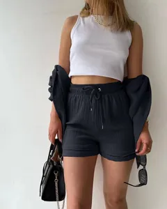 Nahaufnahme eines Damen-Zweiteilers für den Sommer mit strukturierten Shorts und Hemd