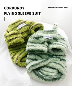Vue détaillée de pulls rayés verts épais et chauds pour petits chiens et chats