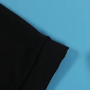 Vista macro del detalle de tela textil negra de alta calidad para conjunto de falda sexy ajustada