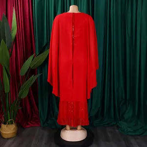 Rückansicht eines eleganten roten Abendkleids mit Chiffon-Umhang und Paillettenrock
