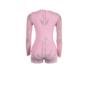 Rückansicht eines sexy rosa langärmeligen elastischen Jumpsuits mit silbernen Strass-Flammenmustern