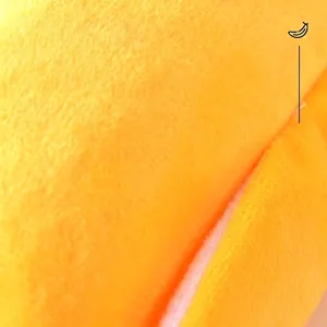Détail en gros plan du tissu en peluche jaune doux pour nid de hamac d'hiver pour animaux