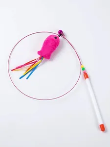 Bacchetta interattiva per gatti con pesce di peluche rosa e nastri colorati per animali.