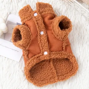 Gilet chaud pour chien en polaire marron avec doublure sherpa pour petits animaux.