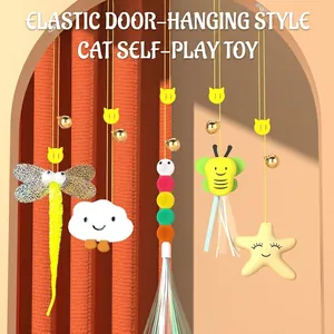 Set interactivo de juguetes elásticos colgantes para gatos con formas de felpa y cascabeles