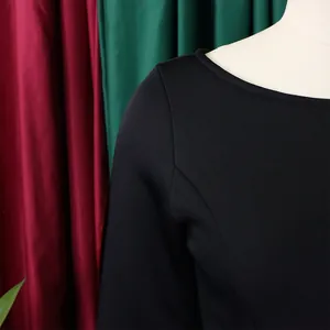 Nahaufnahme des U-Boot-Ausschnitts und der Schulternaht an einem eleganten schwarzen Abendkleid.
