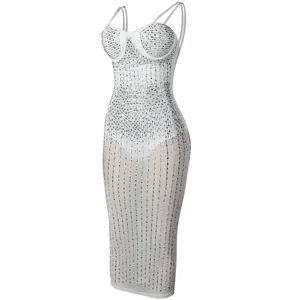 Elegante abito midi bianco in rete con strass scintillanti e spalline sottili