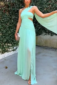 Elegante abito a una spalla plissettato verde menta con spacco laterale e taglio