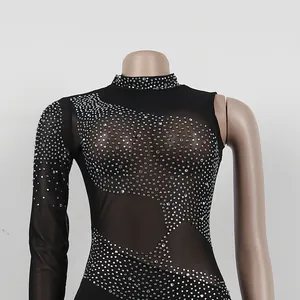 Detalle de un vestido bodycon de malla negra con patrones de ondas de diamantes.