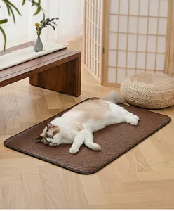 Vue détaillée d'un tapis de refroidissement en bambou tressé pour animaux de compagnie.