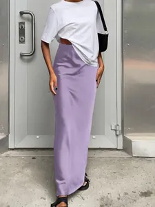 Jupe longue sirène élégante en satin violet à taille haute pour un style épuré