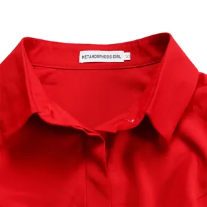 Detalle del cuello de un vestido rojo con etiqueta de marca blanca y la talla S.