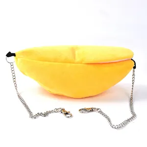 Hamac en forme de banane jaune pour petits animaux avec chaînes de suspension.