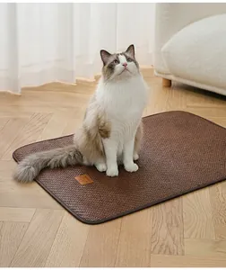 Vue macro détaillée du tapis de refroidissement en bambou et rotin brun pour animaux