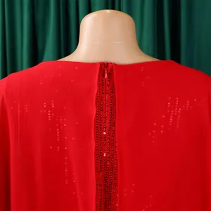 Detailansicht des Reißverschlusses und der roten Pailletten am Chiffon-Abendkleid