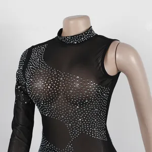 Detalle de un vestido ajustado de malla negra con pedrería brillante y cuello alto sexy