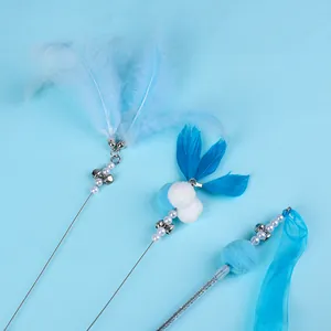Bacchetta interattiva per gatti in filo d'acciaio con piume blu, campanelli e perle eleganti
