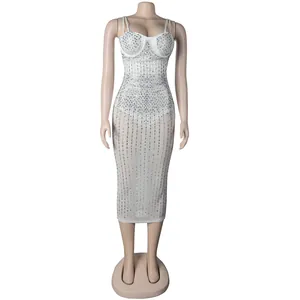 Elegante abito bianco trasparente con motivi di strass luccicanti e spalline sottili
