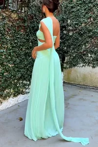 Dettaglio di abito da sera monospalla a pieghe verde menta con elegante fusciacca