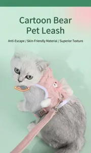 Dettaglio pettorina rosa per gatti con orsetto e fiocco indossata da gatto