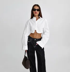 Elegante camicetta corta in cotone bianco stile francese per donne scatto di dettaglio