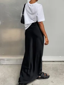 Jupe longue élégante en satin noir à taille haute pour un look de bureau minimaliste