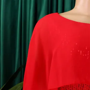 Detailansicht eines roten Abendkleids aus Chiffon mit Pailletten und elegantem Cape-Design